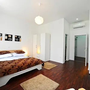 https://valenti-rooms.splithotels.org